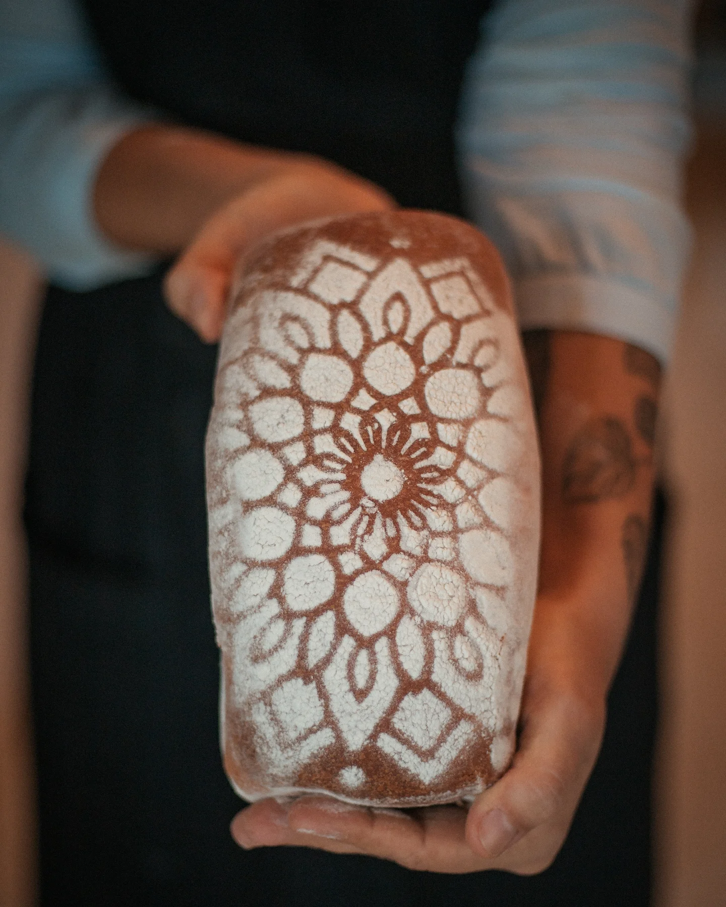 Pão de fermentação natural com desenho de mandala em farinha